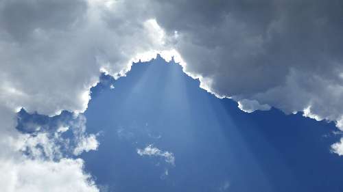 Sonnenstrahlen, die durch eine Wolke brechen